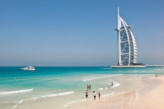 ما هي ضوابط استخدام شواطئ الفنادق في دبي؟