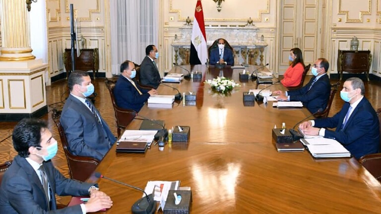 اجتماع يعقده الرئيس المصري، عبد الفتاح السيسي مع وزراء ومسؤولين حكوميين