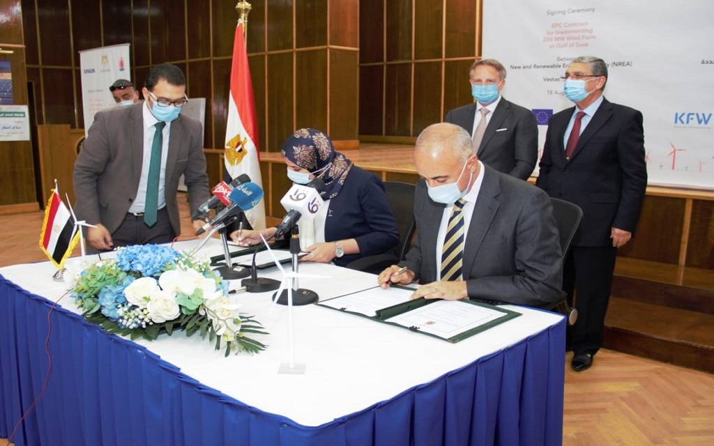 مصر توقع عقد تنفيذ محطة لتوليد الكهرباء من الرياح باستثمارات 4.3 مليار جنيه