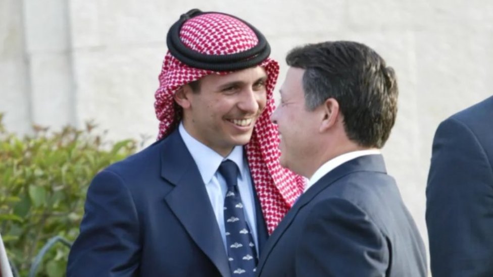 ملك الأردن مع الأمير حمزة
